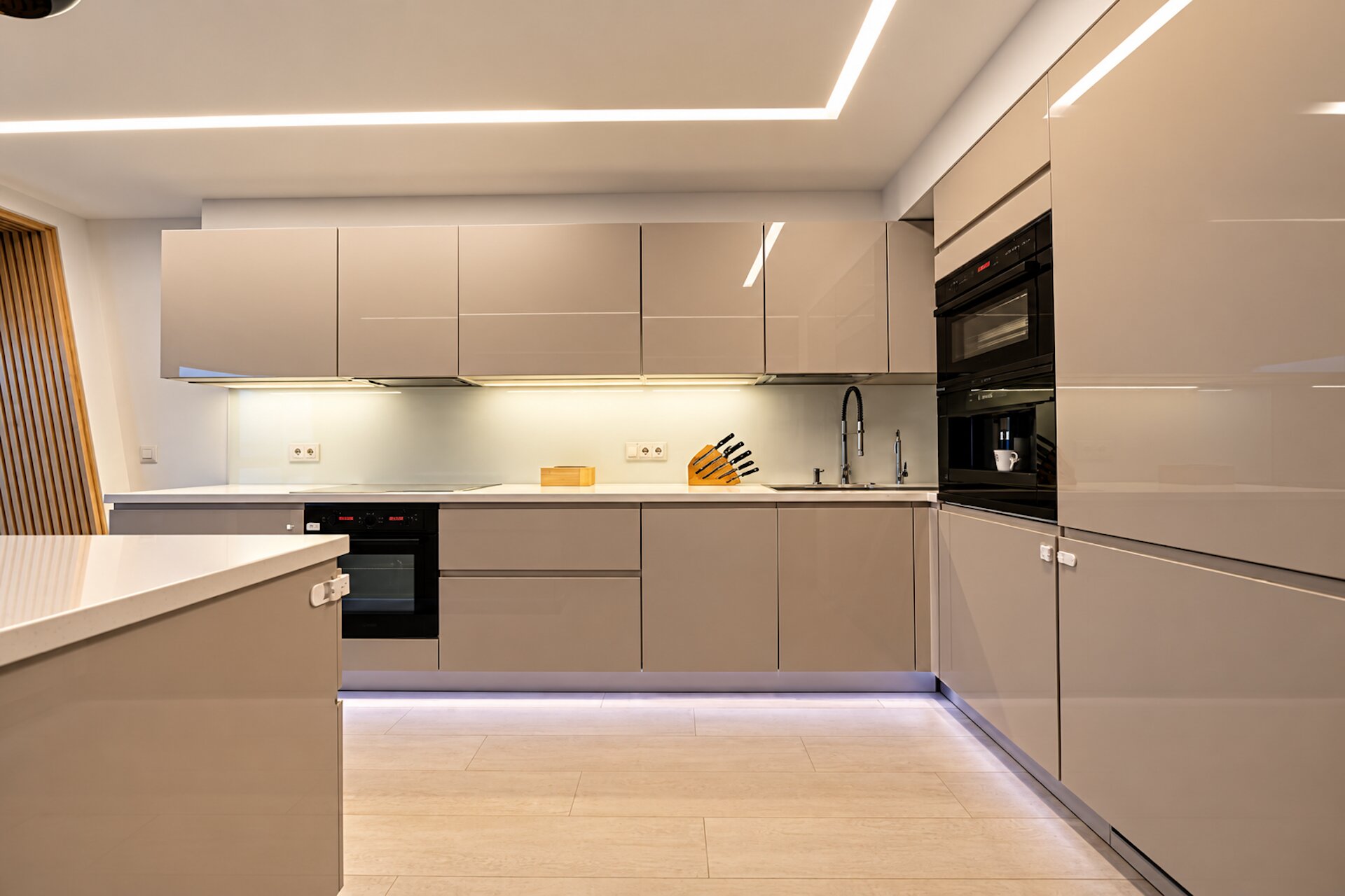 Moderne Taupe-Küche mit LED-Beleuchtung